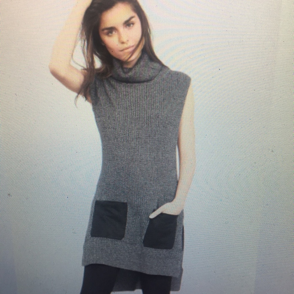 Banana Republic- Gray sleeveless tunic turtleneck